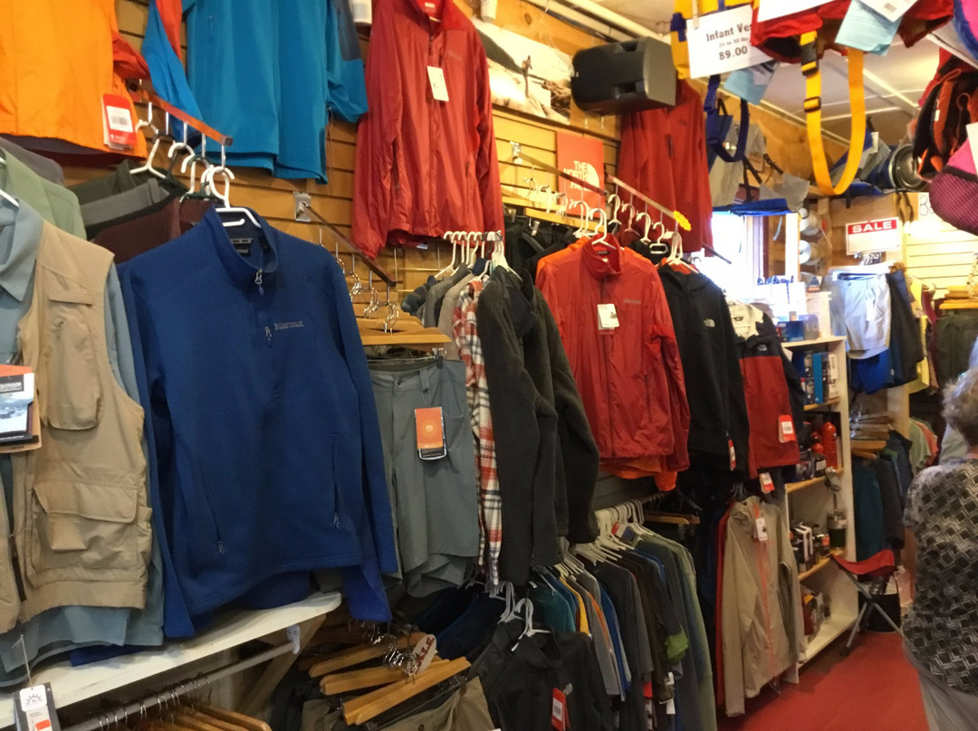 White Squall Outdoor Store-帕里桑德必去景点