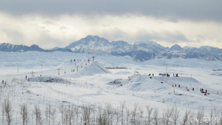 天山滑雪场景点图片