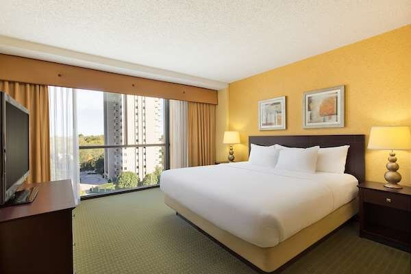 University Plaza Hotel & Convention Center