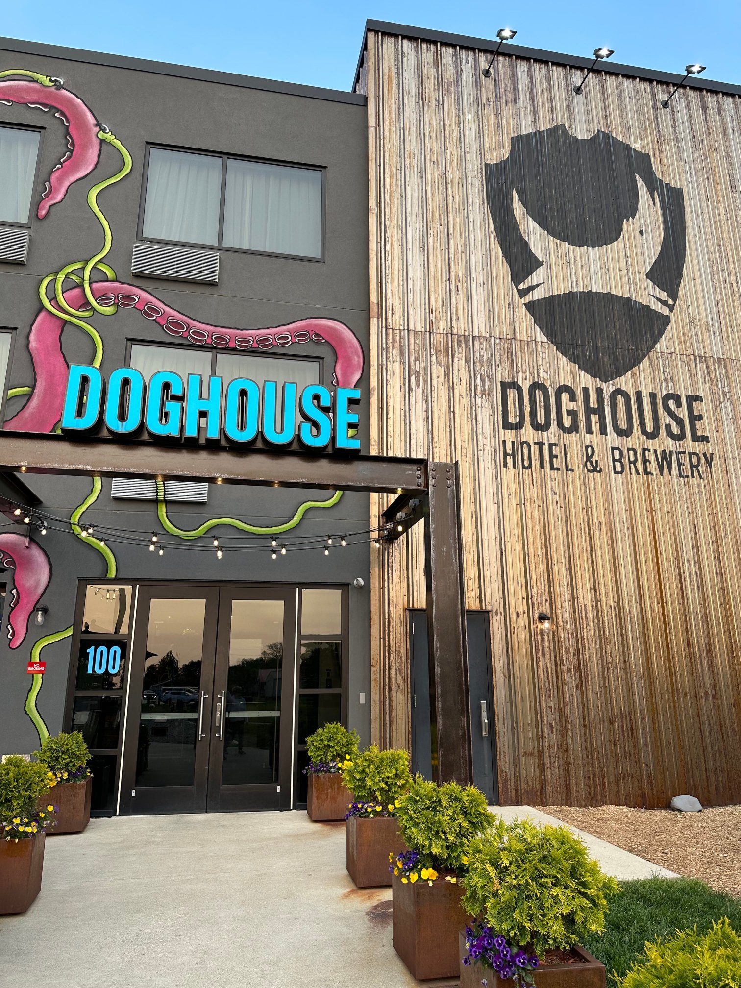 Doghouse Hotel And Brewery-浴室