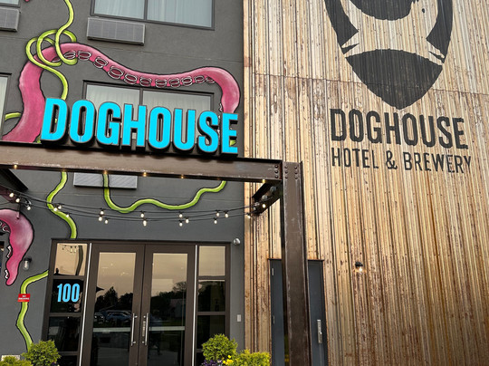 Doghouse Hotel And Brewery主图