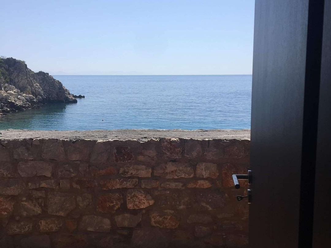 Lalloudes Seaside Accommodation主图