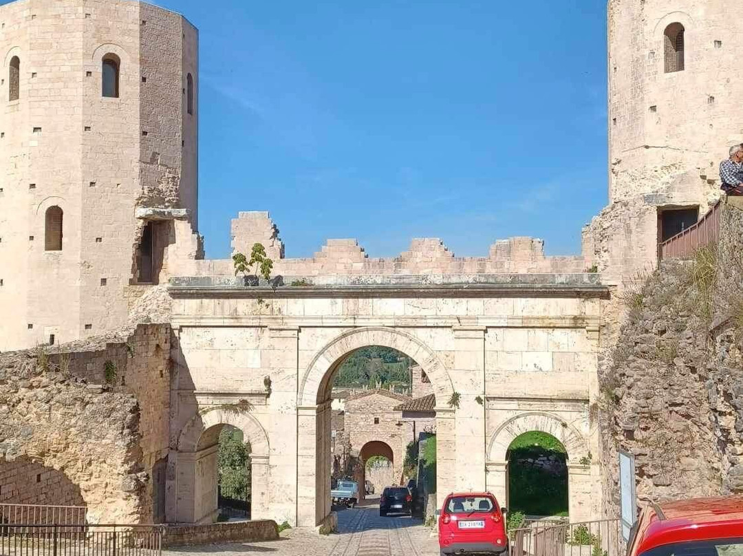 Torri di Properzio e Porta Venere景点图片