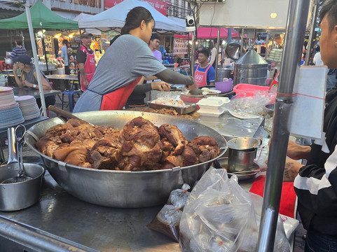 Chang Phuak Gate Night Market-清迈必去景点