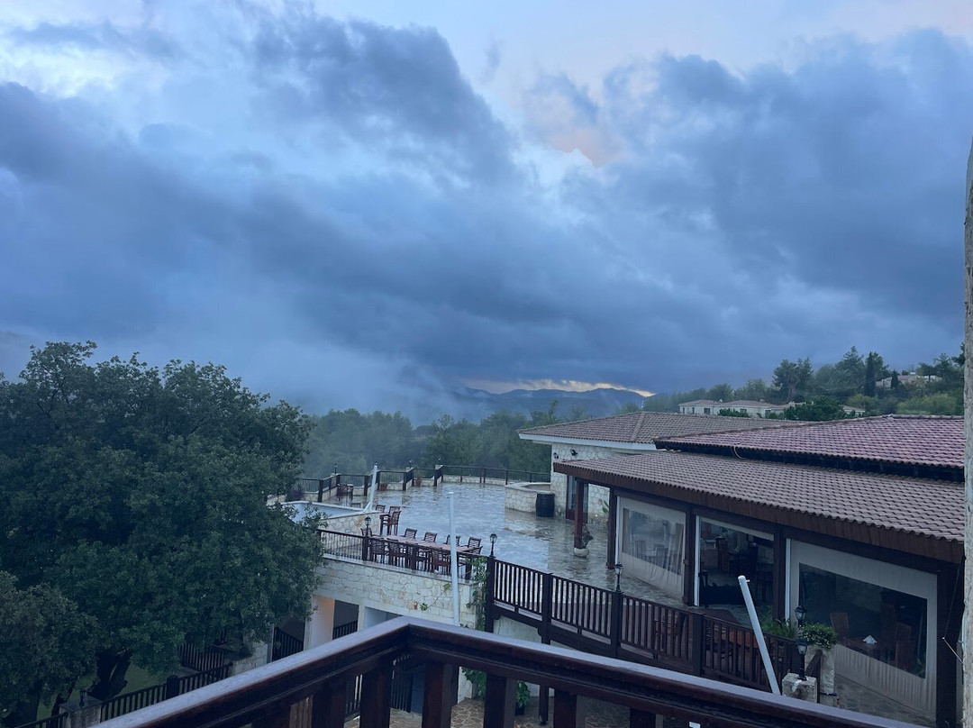 Paradisos Hills Hotel & Retreat主图