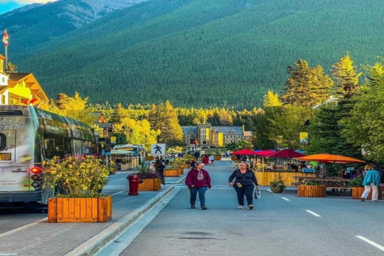 Banff Gondola, Hot Water Springs, Lake Minnewanka Cruise, Two Jack Lake and Johnson Lake Tour