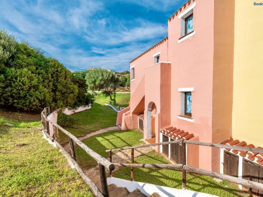 Villas With Air Conditioning And Shared Pool, Just A Few Minutes From La Pelosa Beach