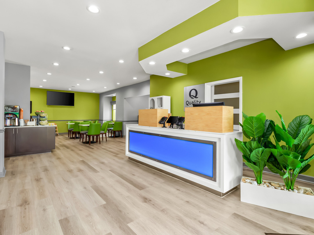 近海岛海滩的沙洛特品质酒店主图