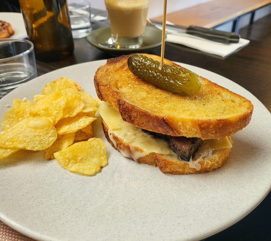 Outer Circle Social Club主图