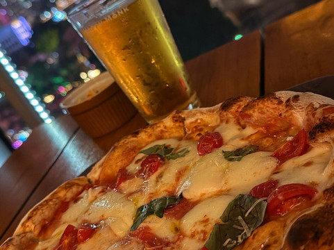 The Happy Monk, Lumina主图