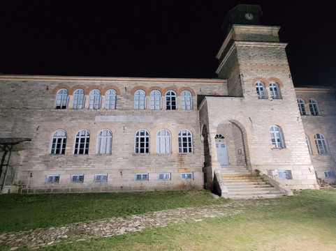 Nikios Scholi-Nymfaio必去景点