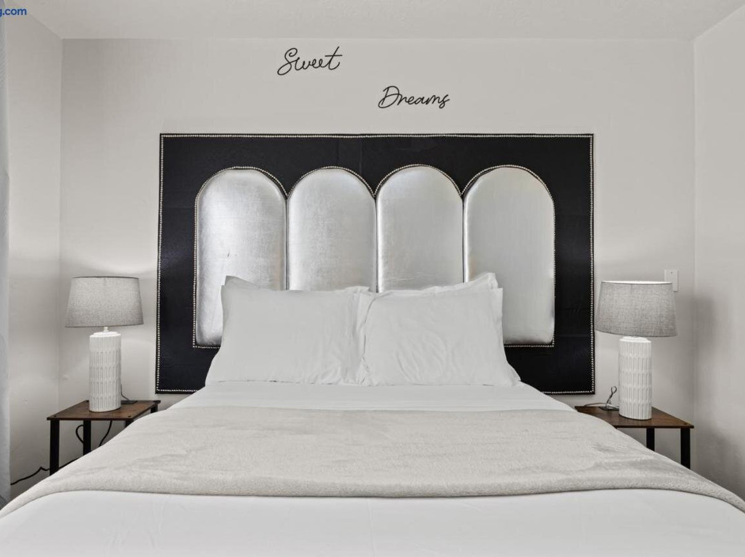 Chic & Cozy Room, Unique Design, Shared Amenities Near CofI and Lake Lowell