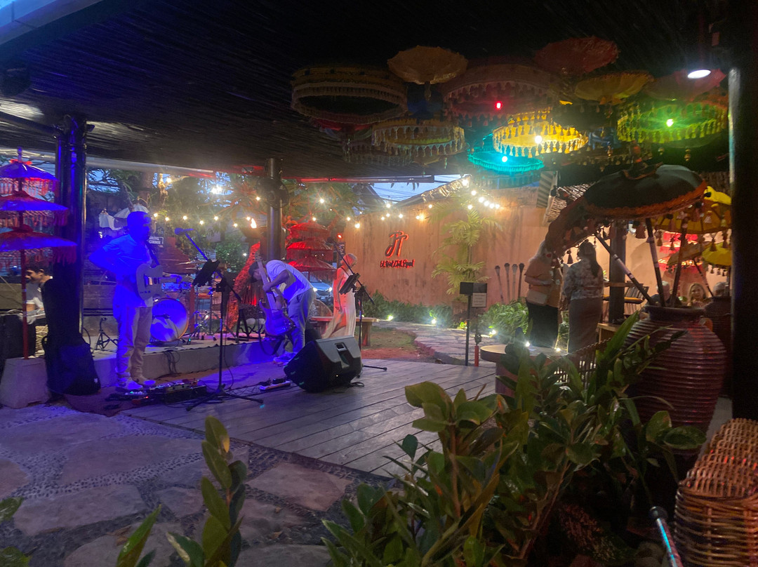 Jungle Tree Cafe, Bar & Restaurant