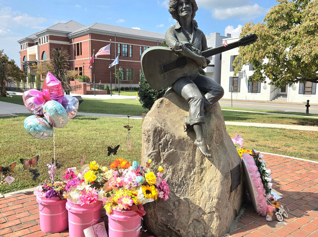 Dolly Parton Statue-塞维尔维尔必去景点
