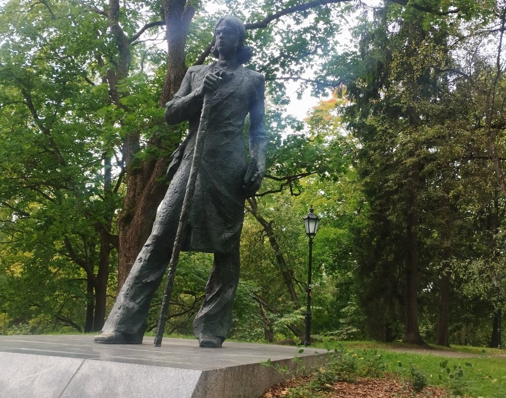 Monument to Kristjan Jaak Peterson-塔尔图必去景点