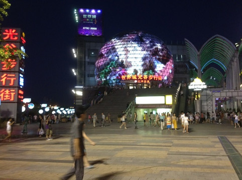 光谷步行街-武汉市必去景点