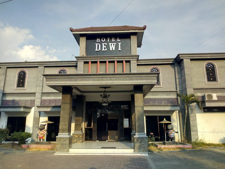 SPOT ON 1971 Hotel Dewi