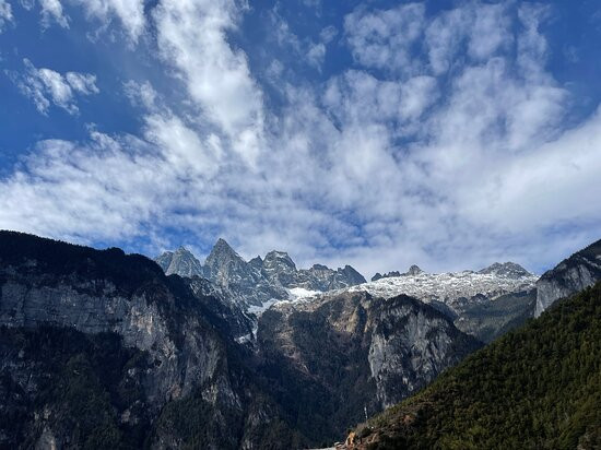 ShangriLa Tour Guide & Driver景点图片