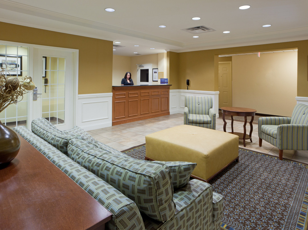 马纳萨斯烛木套房酒店主图