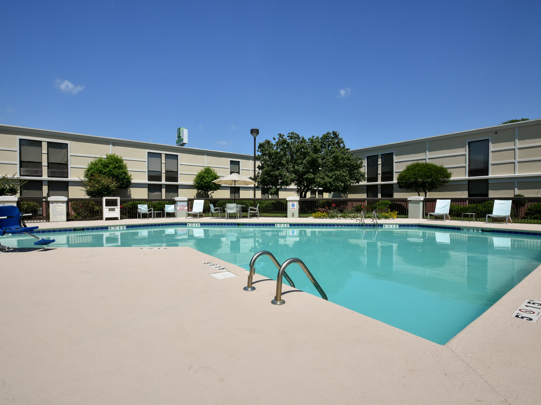 兰巴顿假日酒店主图