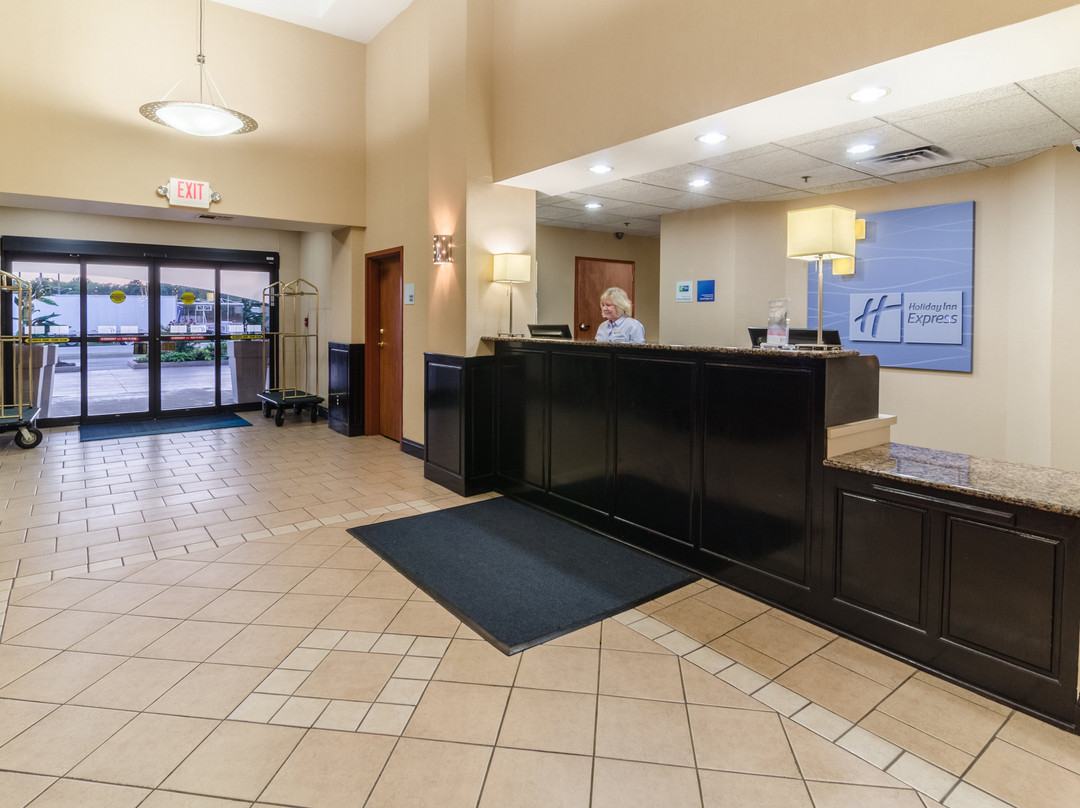 维尼塔快捷假日套房酒店主图