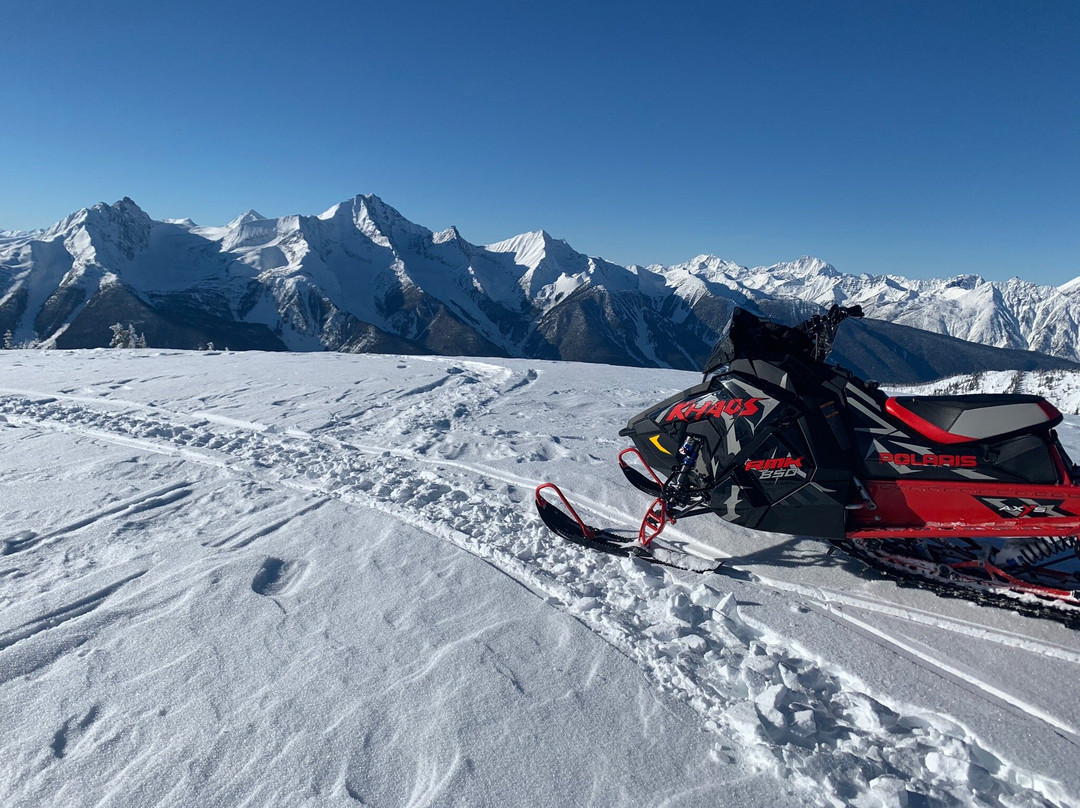 Golden Snowmobile Rentals & Tours景点图片