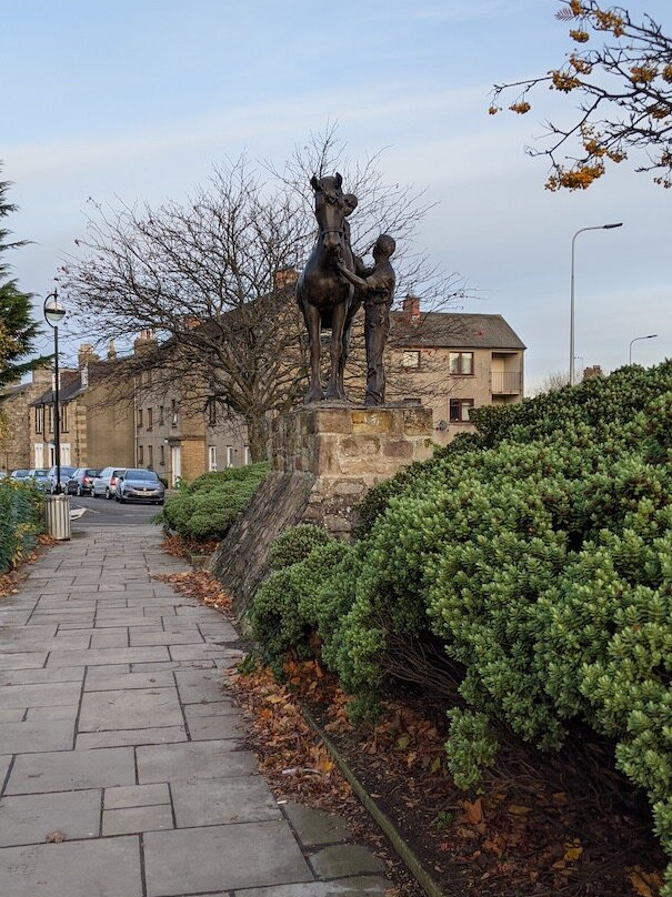 Man, Boy and Horse at Loanhead-Loanhead必去景点