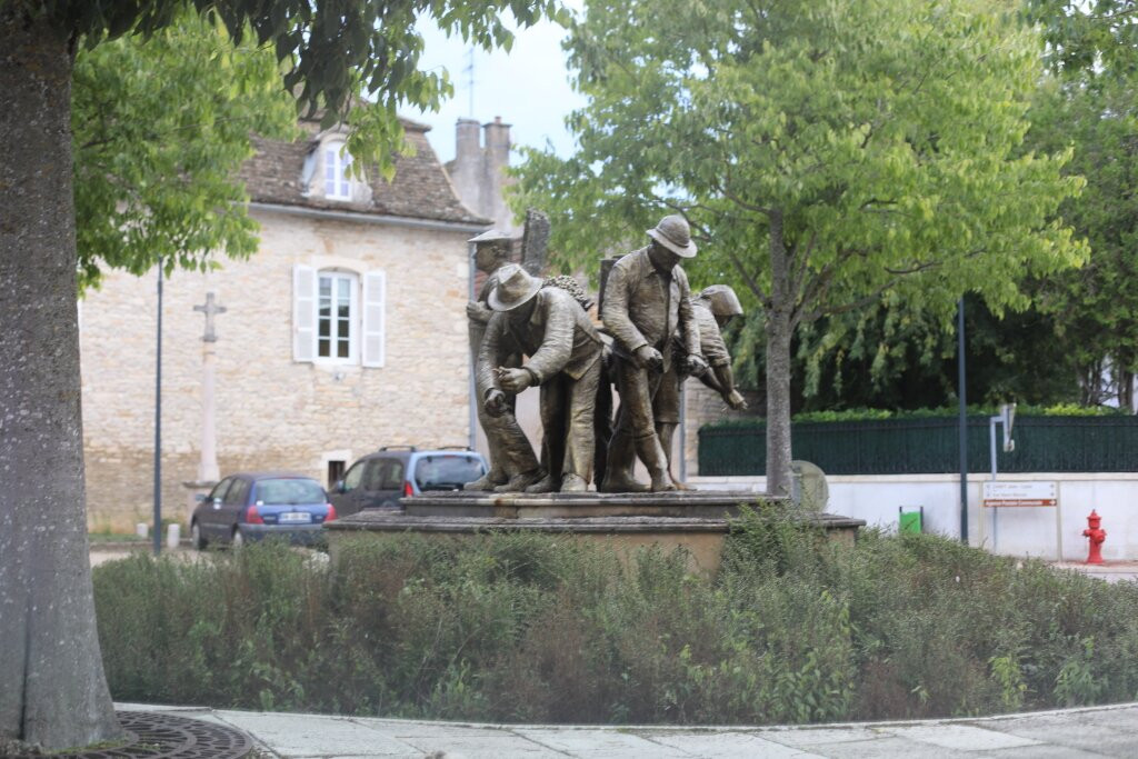 Les Vignerons au Travail à Puligny-Montrachet景点图片