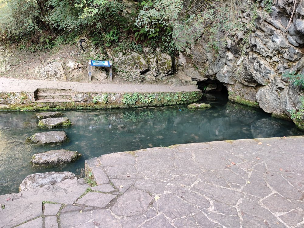Parque y Nacimiento de La Fuentona en Ruente景点图片