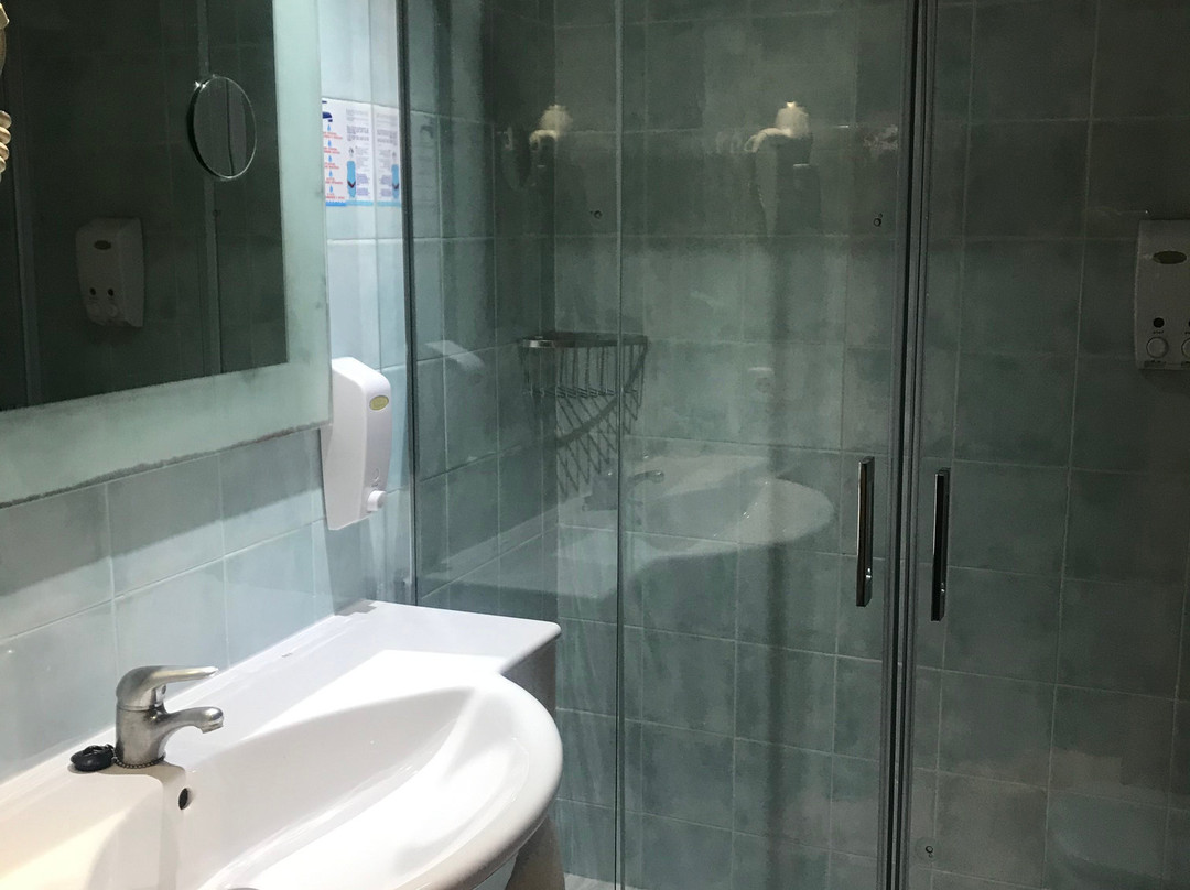 鸢尾花酒店主图