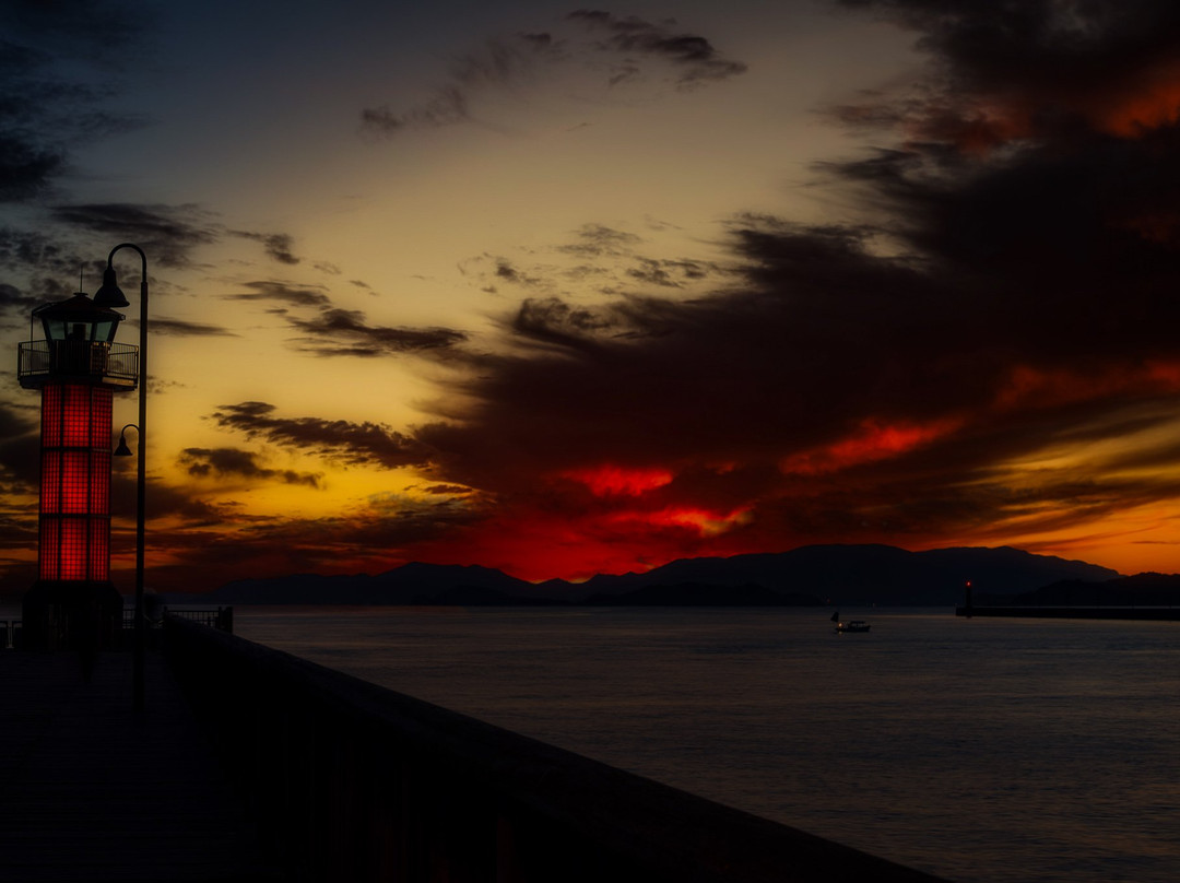 Takamatsu's Red Lighthouse景点图片