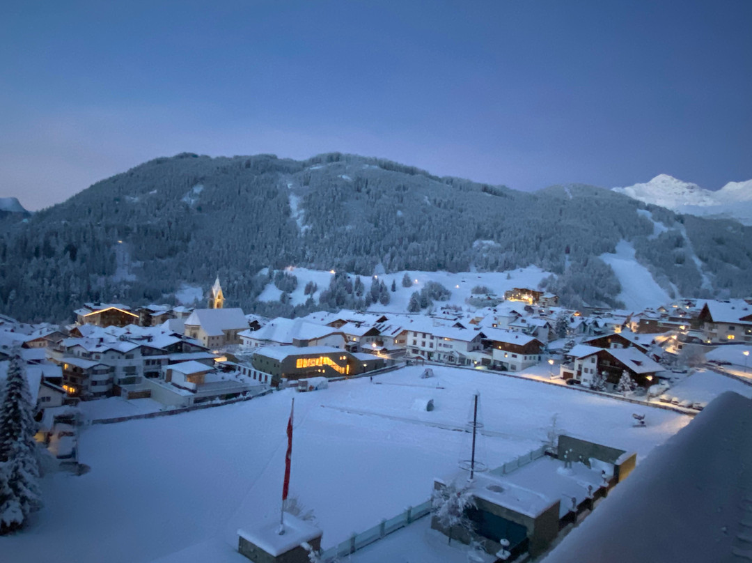 瑟尔沃萨健康酒店主图