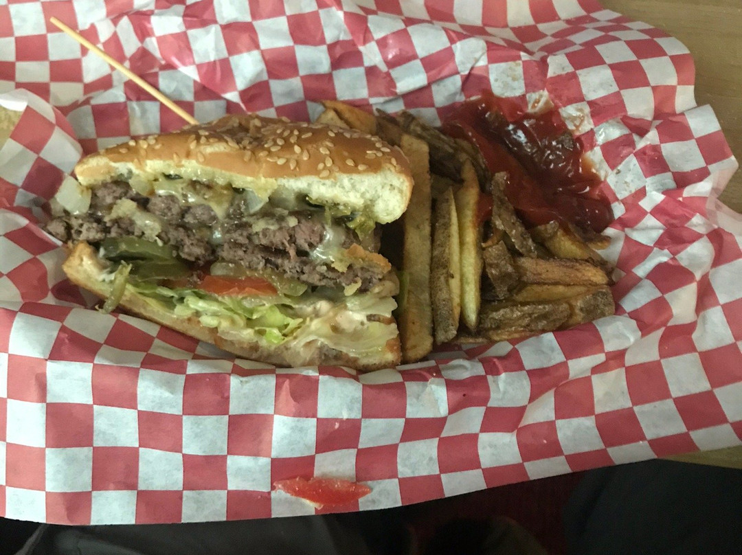 Shady Cove餐馆和美食-Main Event Sports Bar and Eatery