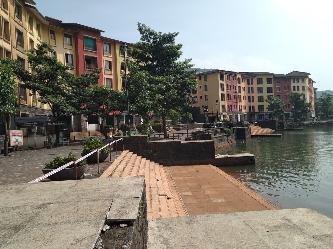 Lakeside Promenade景点图片