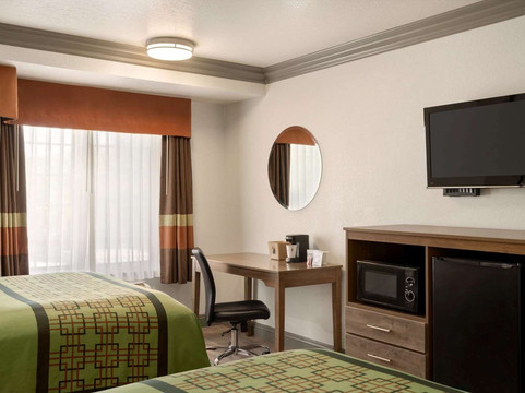 圣塔克拉利塔-瓦伦西亚速8酒店主图