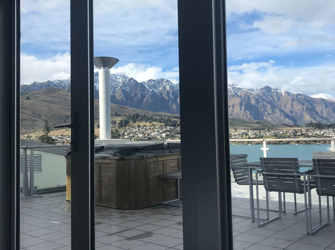 皇后镇俱乐部盛橡套房酒店主图