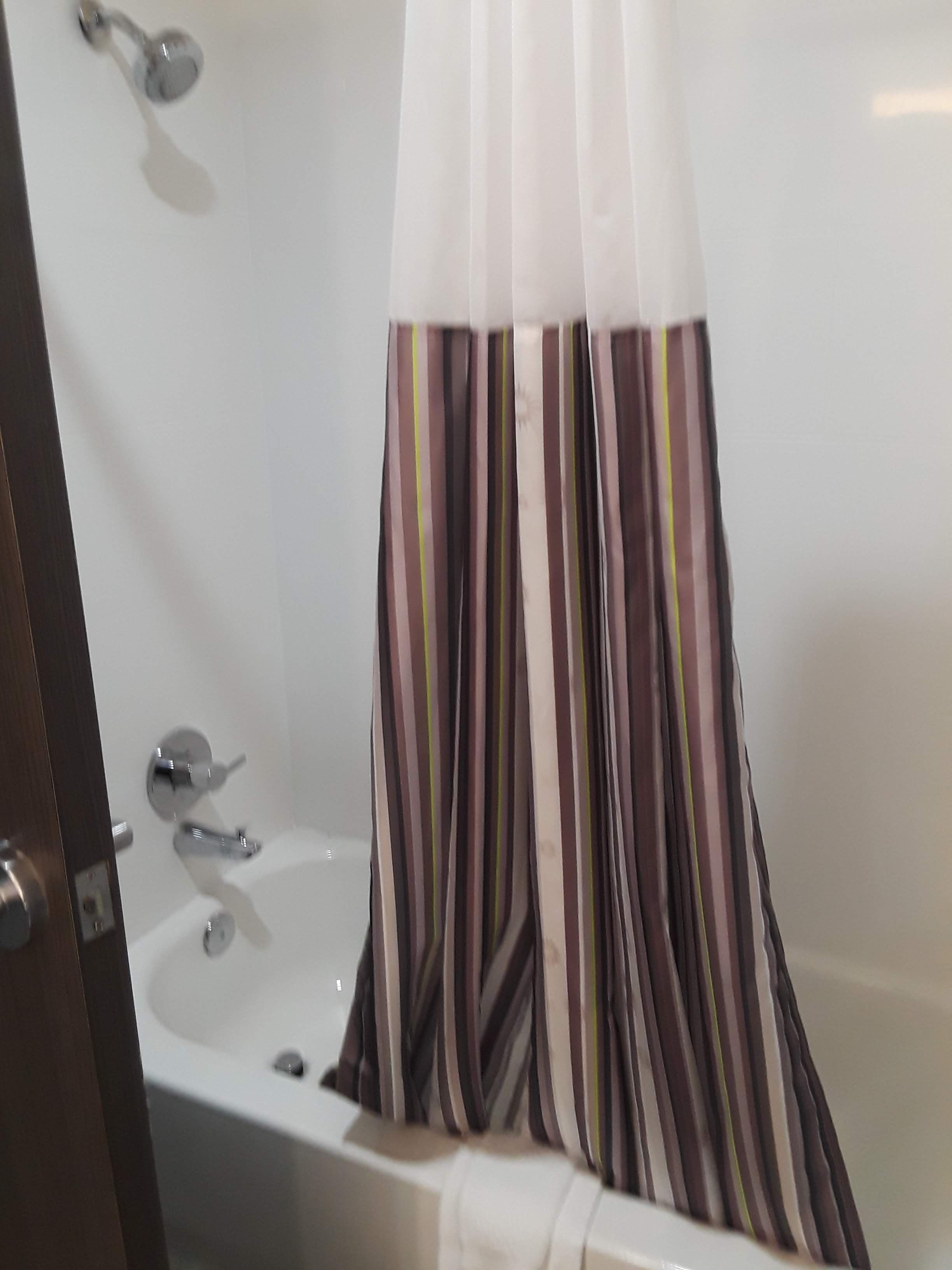 La Quinta Inn & Suites by Wyndham Pittsburg-浴室