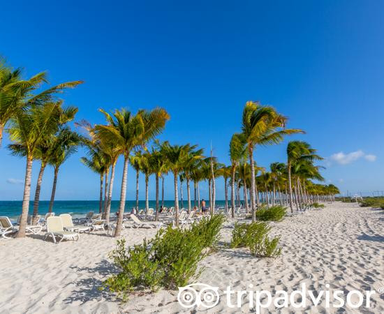 女人海滩悦宜湾奢享酒店主图