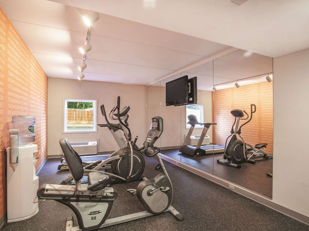 Clarion Pointe Charlottesville主图