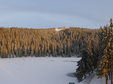 蒙梅尔湖山区酒店主图