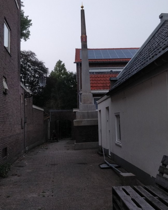 Banpaal in de vorm van een natuurstenen obelisk op bakstenen voet景点图片