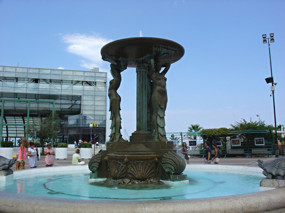 Fontana Delle Sirene景点图片
