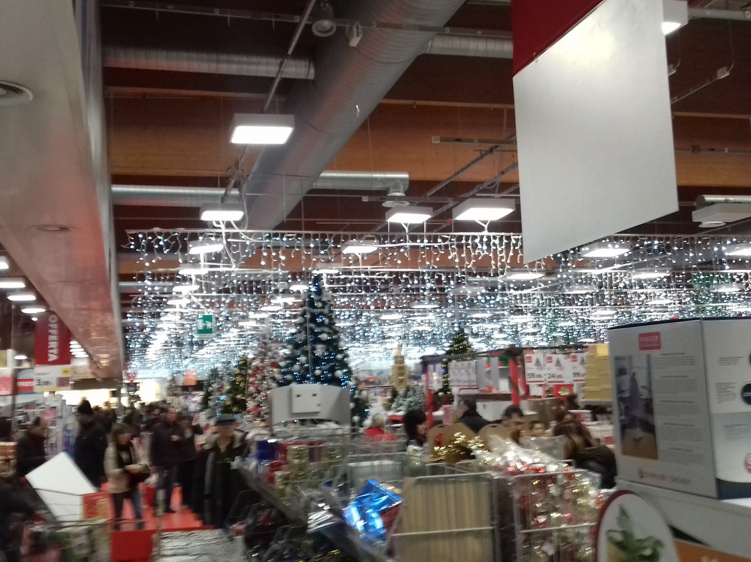 Centro Commerciale Il Borgogioioso-卡尔皮必去景点