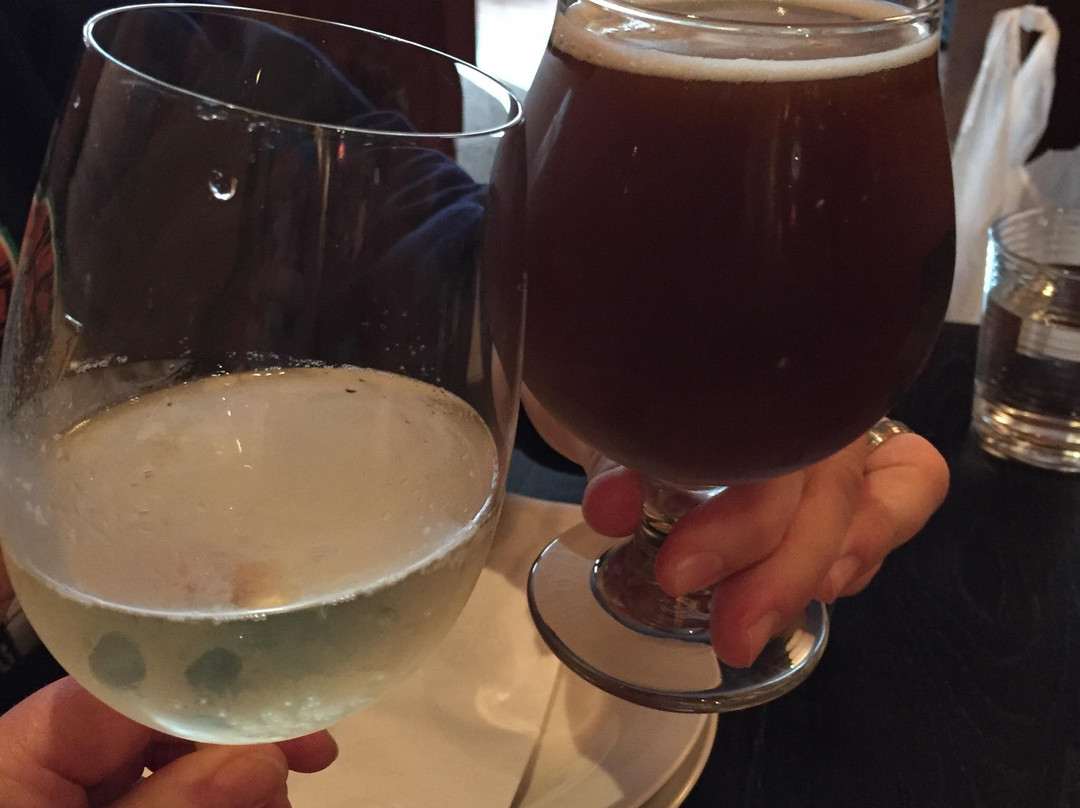 Stave Wine Bar & Market景点图片
