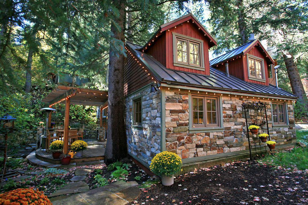 Stewart Mountain Lodging