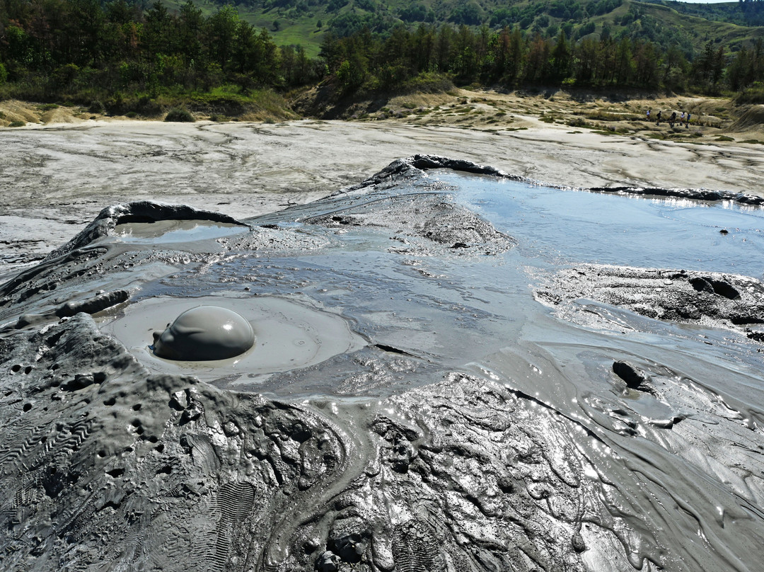 Vulcanii Noroiosi (Muddy Volcanoes)景点图片