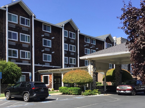 纳托马旅店主图