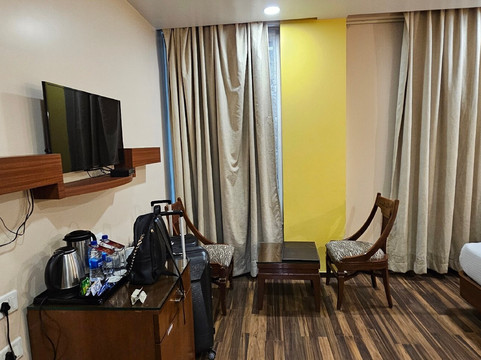 The Red Velvet Hotel Samarpan主图