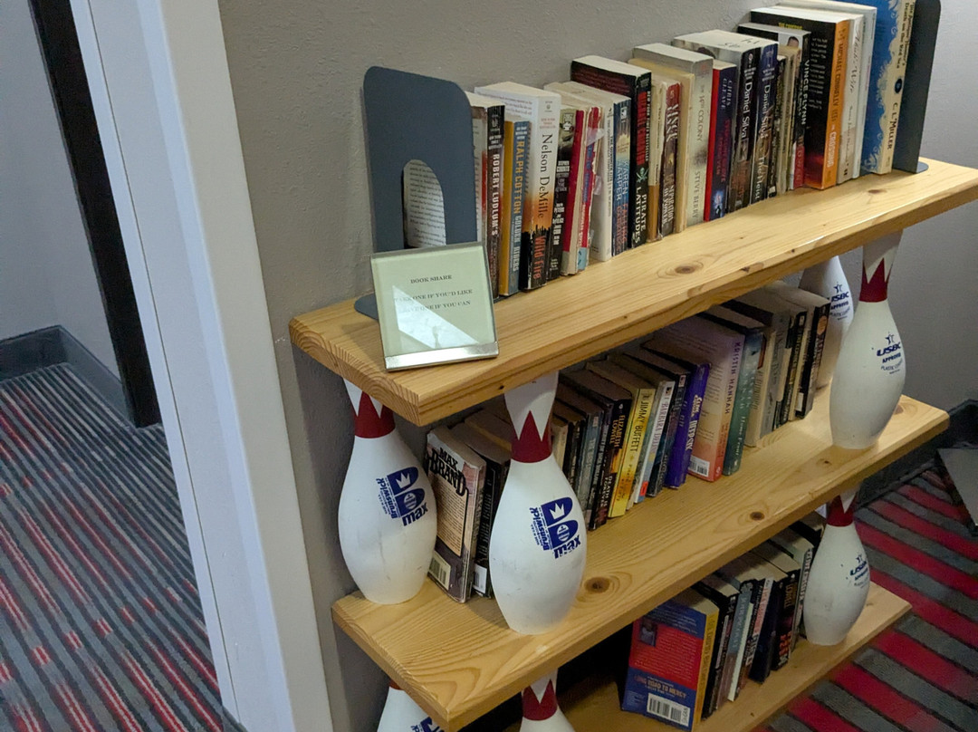 Ten Pin Inn & Suites主图