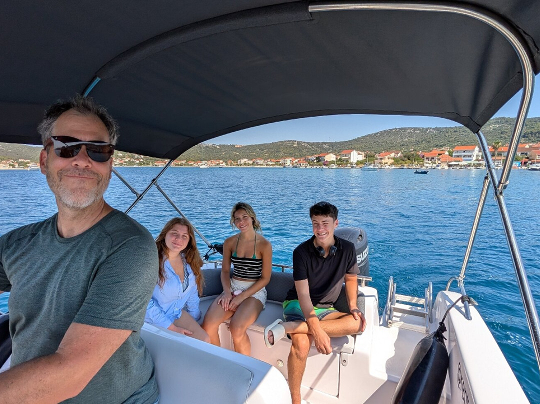 Rent a boat Suri-Vinisce必去景点